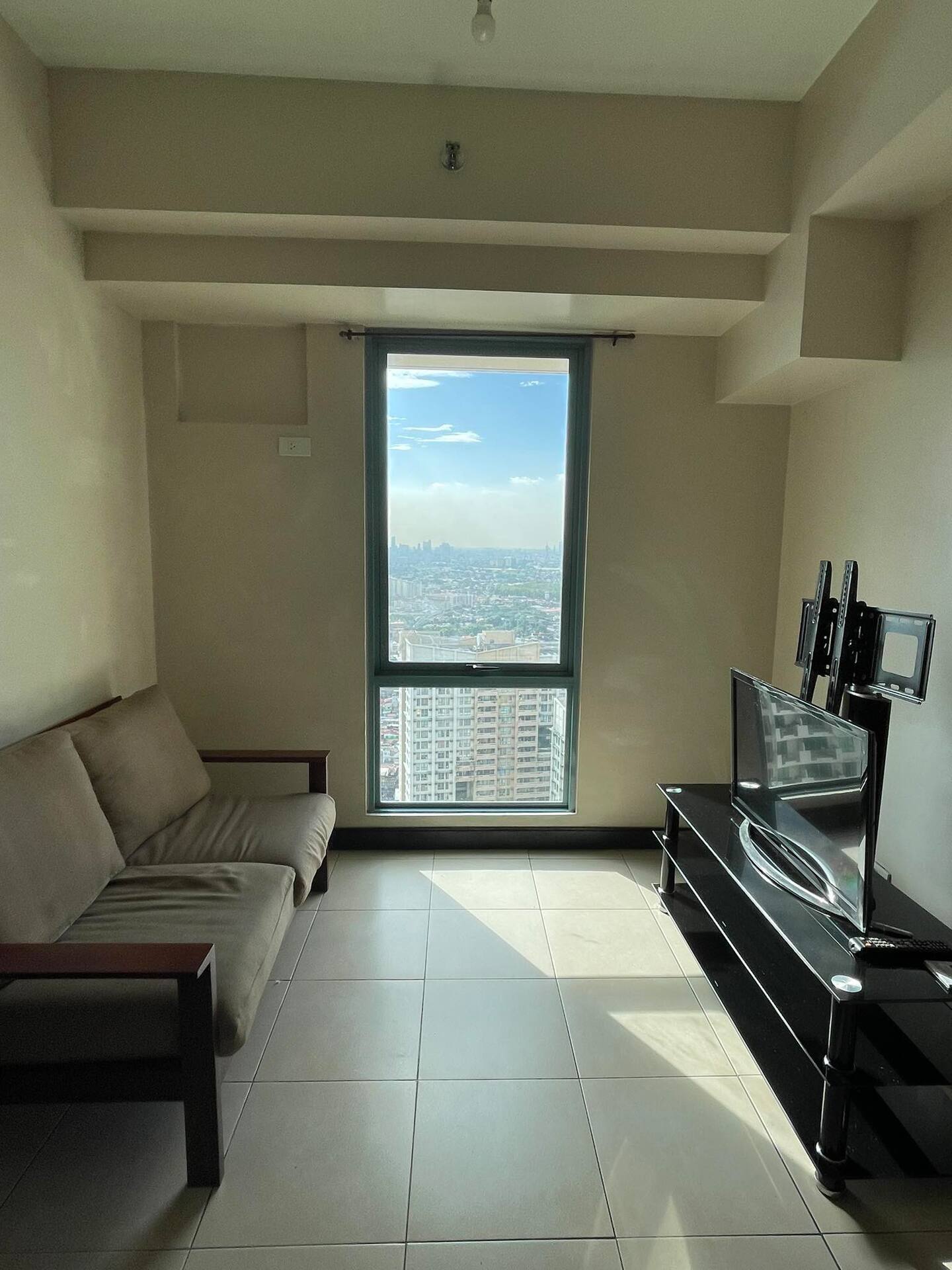 Spacious One Bedroom with Balcony Tivoli I4018