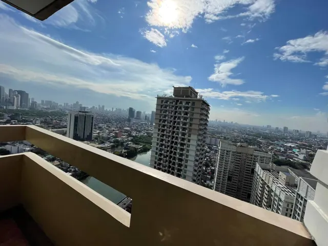 Spacious One Bedroom with Balcony Tivoli I4018